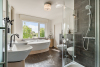 Badkamer met ligbad, douche, bidet, toilet en twee wastafels