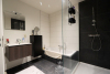 Badkamer met inloopdouche, bad en enkele lavabo 