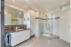 Badkamer met douche en vaste kasten