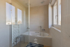 Met ligbad, douche en dubbele lavabo in badkamermeubel 