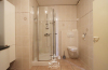 Badkamer met douche en toilet