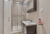 Kleine badkamer op het gelijkvloers met douche, toilet en enkele lavabo 