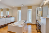 Luxueuze badkamer met ligbad, ruime douche en dubbele lavabo in badkamermeubel 