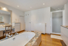 Badkamer is ook voorzien van een make-up tafel 