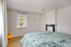 Slaapkamer met marmeren sierschouw 