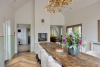 Zonnige eetkamer met inbouwgashaard 