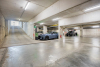 Het appartement beschikt over een privatieve parkeerplaats in de ondergrondse parkeergarage 