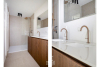Moderne badkamer uitgerust met inloopdouche en dubbele lavabo in een elegant badkamermeubel 