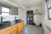 dubbele wastafel en toilet in badkamer 