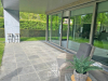 Gezellige tuin met betegeld terras 