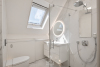 Ensuite badkamer met inloopdouche, lavabo en modern Japans toilet (Geberit)