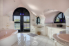 Centrale badkamer met bubbelbad, toilet en dubbele lavabo 