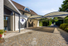 Dubbele inpandige garage, dubbele carport en vier afgesloten garageboxen 
