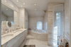 Badkamer uitgerust met ligbad en dubbele lavabo in badkamermeubel 