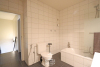 Badkamer voorzien van ligbad, douche en dubbele lavabo in badkamermeubel