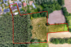 De achterliggende bos en weiland is bereikbaar via een afzonderlijk doorgangsweg aan de achterzijde