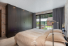 Master bedroom met zicht op de tuin 