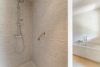Badkamer met douche, ligbad, toilet en wastafel