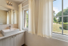 Met apart toilet en douchecel