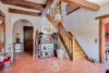 Royale inkomhal met authentieke terracotta vloer