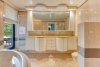 Betegelde badkamer met dubbele lavabo in fraai badkamermeubel 