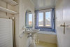 Badkamer uitgerust met ligbad en enkele lavabo 