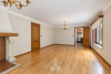 Mooie woonkamer met parketvloer 