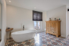 Luxueuze badkamer met vrijstaand bad 