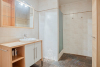 Badkamer met ligbad en douche