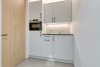 Praktische kitchenette met frigo, combi-oven, afwasmachine en spoelbak 