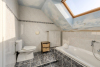 Voorzien van ligbad, toilet en lavabo 