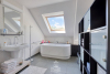 Badkamer met ligbad, toilet en dubbele lavabo 