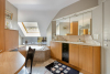 Luxueuze badkamer met ligbad, douche, make-uptafel en dubbele lavabo 
